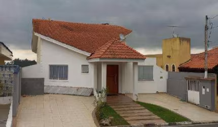 VENDA DE CASA NO CONDOMÍNIO ARUJÁ COUNTRY CLUB, EM ARUJÁ/SP, 375m² com 3 suítes amplas, sala de estar com luz natural e cozinha ampla. CONSULTE-NOS.