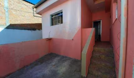 VENDA DE CASA NO ARUJAMÉRICA, EM ARUJÁ/SP, são 03 casas sendo a principal com 04 quartos, suíte, sala ampla e cozinha com planejados. CONSULTE-NOS.