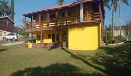 VENDA DE CASA NO CONDOMÍNIO HARI COUNTRY EM SANTA ISABEL/SP, TERRENO COM 1.700m², parte superior são: 03 dormitórios, sendo um suíte. CONSULTE-NOS