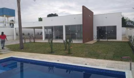 VENDA DE CASA TÉRREA NO CONDOMÍNIO MONT CLAIR, EM SANTA ISABEL/SP, 260m² com 03 quartos, sala ampla, cozinha, churrasqueira e piscina. CONSULTE-NOS.