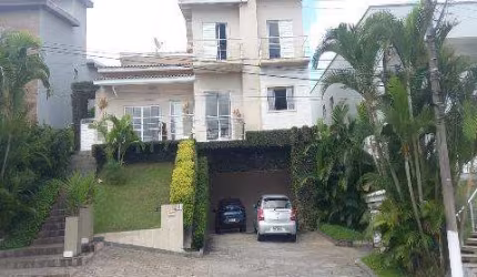 VENDA DE CASA NO CONDOMÍNIO HILLS III, EM ARUJÁ/SP, 255m² com 2 suítes, sala com lareira, cozinha c/ planejados, churrasqueira e 4 vagas. CONSULTE-NOS