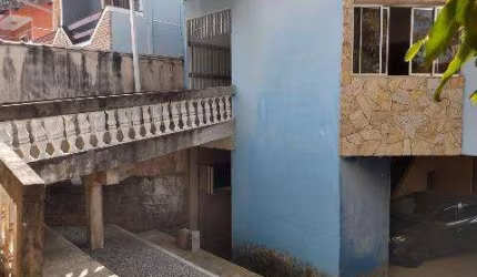 VENDA DE CASA NO JORDANÓPOLIS, EM ARUJÁ/SP, 300m² com 3 quartos, suíte com closet, sala de estar, espaço gourmet e 03 vagas cobertas. CONSULTE-NOS.
