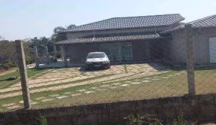 VENDA DE CASA EM SANTA ISABEL/SP, terreno de 3.120m² e 360m² A/C com 3 suítes, 3 salas, cozinha, quintal com pomar, piscina e 2 vagas. CONSULTE-NOS.