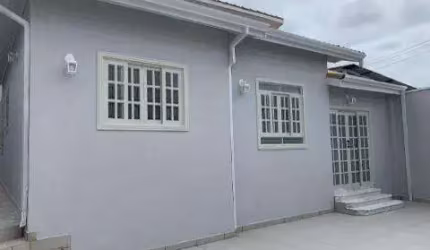 VENDA DE CASA NO JARDIM RINCÃO, EM ARUJÁ/SP, 176m² com 3 quartos, suíte, cozinha c/ planejados, churrasqueira, piscina e 2 vagas. CONSULTE-NOS.