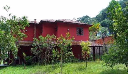 VENDA DE CASA NO COPACO, EM ARUJÁ/SP, 147m² com 3 suítes, quintal amplo, churrasqueira, sala de estar e jantar e garagem coberta. CONSULTE-NOS.