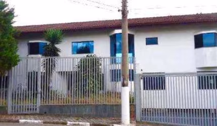 LOCAÇÃO DE CASA COMERCIAL NO CENTER VILLE, EM ARUJÁ/SP, 740m² com 2 salas, cozinha, piscina, jardim, quintal amplo e 4 vagas p/ autos. CONSULTE-NOS.