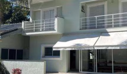 LOCAÇÃO DE SOBRADO, CONDOMÍNIO IBIRAPITANGA, EM SANTA ISABEL/SP, 1.970m² com 3 suítes. CONSULTE-NOS.