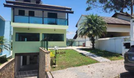 LOCAÇÃO DE SOBRADO NO CONDOMÍNIO ARUJÁ V, EM ARUJÁ/SP, 300m² com 3 quartos, suíte. CONSULTE-NOS.