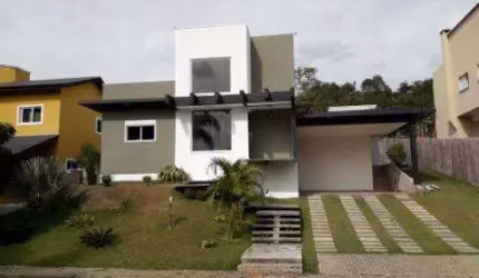 VENDA DE CASA NO CONDOMÍNIO IBIRAPITANGA, EM SANTA ISABEL/SP, 287m² com 3 suítes. CONSULTE-NOS.