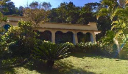 VENDA CASA CONDOMÍNIO ARUJAZINHO III COM A/T 3.000m² e A/C 900m² com 5 suítes. CONSULTE-NOS.