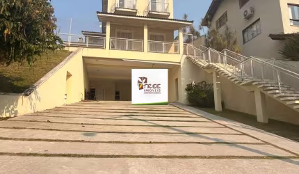 VENDA DE SOBRADO NO CONDOMÍNIO HILLS III, EM ARUJÁ/SP, 521m² com 05 suítes, piscina, sala ampla, quintal de 200m² e 06 vagas. CONSULTE-NOS.