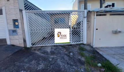 LOCAÇÃO DE CASA TÉRREA NO JORDANÓPOLIS, EM ARUJÁ/SP, 130m² com 2 quartos, cozinha com armários, lavanderia coberta e 2 vagas. CONSULTE-NOS.