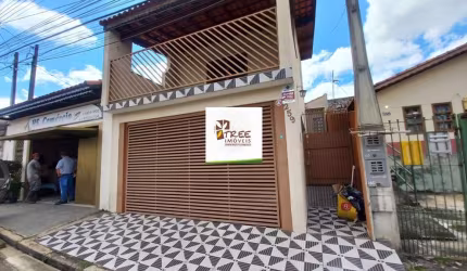 VENDA E LOCAÇÃO DE SOBRADO NO NOVA ARUJÁ, EM ARUJÁ/SP, 180m² com 2 quartos, sala com varanda, quintal com edícula e garagem coberta. CONSULTE-NOS.