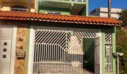 VENDA E LOCAÇÃO DE SOBRADO NO MIRANTE, EM ARUJÁ/SP, 350m² com 3 quartos, 2 banheiros, sala com varada, sacada, quintal, salão e 2 vagas. CONSULTE-NOS.