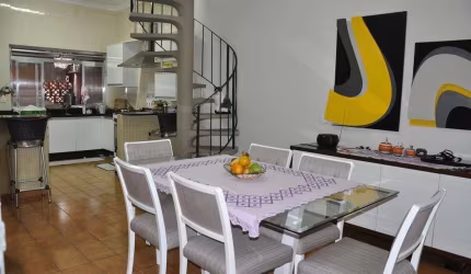 Ótimo sobrado, com ponto comercial disponível para venda no Centro - Cananéia - Litoral Sul de SP