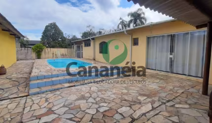 Ótima casa no Bairro Carijó disponível para venda - 4 dormitórios (1 suíte) - Cananéia/SP