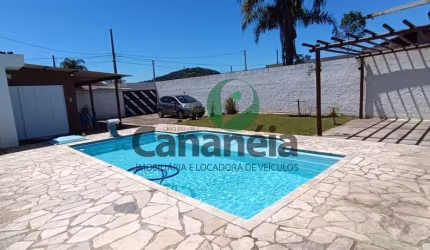 Casa com 3 dormitórios (1 suíte) e piscina no Nossa Senhora dos Navegantes - Cananéia / SP
