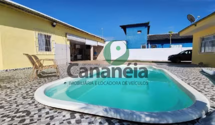 Casa com piscina para venda no bairro Carijó - Cananéia-SP