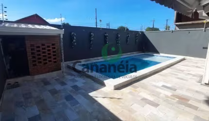 Sobrado em excelente localização para venda com 3 dormitórios (1 suíte) no Centro de Cananéia-SP