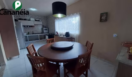 4 dormitórios (1 suíte) para venda no Centro com documentação para financiamento - Cananéia - Litoral Sul de SP