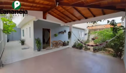 Casa nova, 3 dormitórios (2 suítes) para venda com ótimo espaço gourmet no piso superior - Cananéia / SP