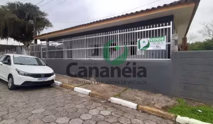 Com 4 dormitórios em terreno com 1.250 m² à venda no Centro - Cananéia / SP