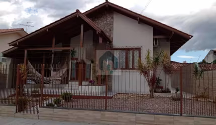 Casa com 3 dormitórios, 2 salas, 3 banheiros, 4 vagas de garagem, Centro, Palhoça -SC - CA097-886