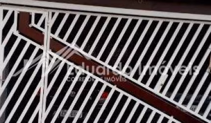 REF 1738. 3 dormitórios. 1 suíte. Com Edícula. Cozinha planejada. 2 vagas na garagem. Ótima localização.