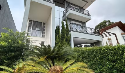 Vende-se sobrado alto padrão Semi-mobiliado.