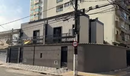 Sobrado com 3 dormitórios na Vila Tupi, Praia Grande. Fino acabamento, com sala dois ambientes, cozinha, área de serviço, 03 dormitórios sendo 01 suít