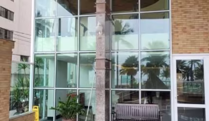 Imagine-se acordando com o som das ondas e tomando seu café da manhã na sacada com vista para o mar. Este apartamento de 68m², com 02 dormitórios (sen