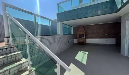 Cobertura duplex que conta com 290m² distribuídos em uma excelente sala muito ampla e bem distribuída, 4 suítes sendo duas delas master, banheiros so