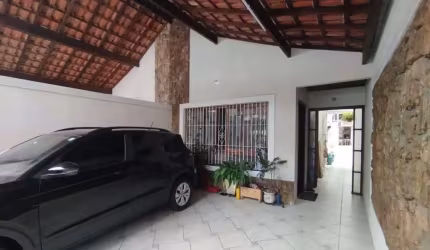 Possui 3 quartos sendo 1 suíte, sala ampla 2 ambientes, cozinha com armários embutidos, lavanderia, 2 banheiros, quintal  com churrasqueira, vaga de g