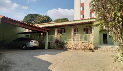Três casas no mesmo lote no bairro Água Branca em Contagem