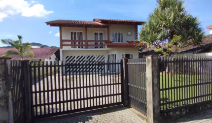 Casa com 3 quartos para alugar na Rua São José dos Cedros, 125, Iririú, Joinville, 360 m2 por R$ 6.500