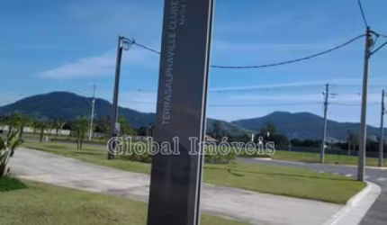 Terreno em condomínio fechado à venda na Rodovia Ernani do Amaral Peixoto, Inoã, Maricá, 363 m2 por R$ 245.000