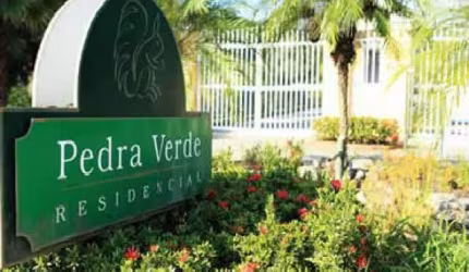Terreno em condomínio fechado à venda na Alameda das Graviléias, Ubatiba, Maricá, 998 m2 por R$ 265.000