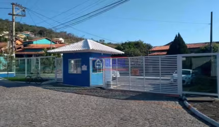 Terreno em condomínio fechado à venda na Avenida Roberto da Silveira, Flamengo, Maricá, 360 m2 por R$ 90.000