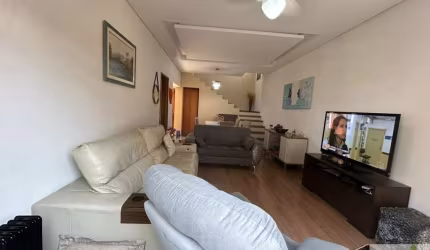Sobrado com 5 Quartos e 6 banheiros à Venda, 300 m² por R$ 1.100.000