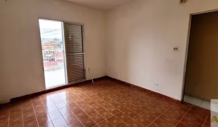 Casa Assobradada em Rua Fechada