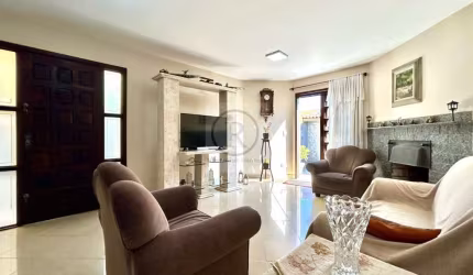 Sobrado 3 dormitórios, sendo um suíte, com edícula e quintal no Pilarzinho