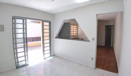 Locação | Casa com 1 dormitório, quintal, 1 vaga em Piqueri