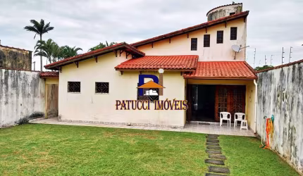 CASA MARAVILHOSA COM TERRENO GIGANTESCO - PÉ DIREITO ALTO LUGAR NOBRE !!