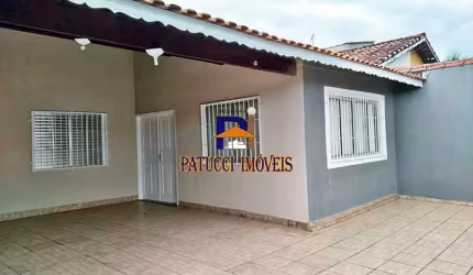 Casa Ampla com 03 Dormitórios e Piscina perto da Praia