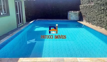 Casa Aconchegante e com Enorme Piscina, Terreno Amplo!