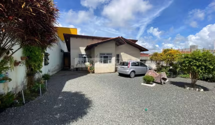 Casa Simples com Excelente Terreno- São Vicente