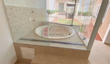 Casa térrea para VENDA ou LOCAÇÃO em Jundiaí SP Vila Vianelo 3 dorms (1 suite) Salas. Cozinha planejada. Espaço Gourmet com ôfuro e Churrasqueira. 4 vagas!