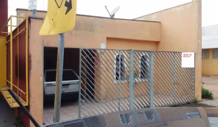 Casa térrea -  Comercial e Residencial - Excelente localização no Bairro Vianelo