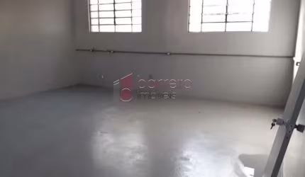 Salão estilo Galpão Comercial para LOCAÇÃO em Jundiaí SP bairro Caxambu 151m² Espaço amplo, Salas para escritório. Cozinha. Banheiros. 1 vg!