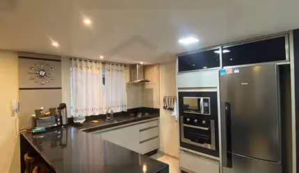 SOBRADO EM CONDOMÍNIO DE 135m² COM 3 DORMITÓRIOS SENDO 1 SUÍTE
